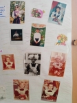 На плакате изображены фотографии мам, когда они пошли в первый раз в первый класс.